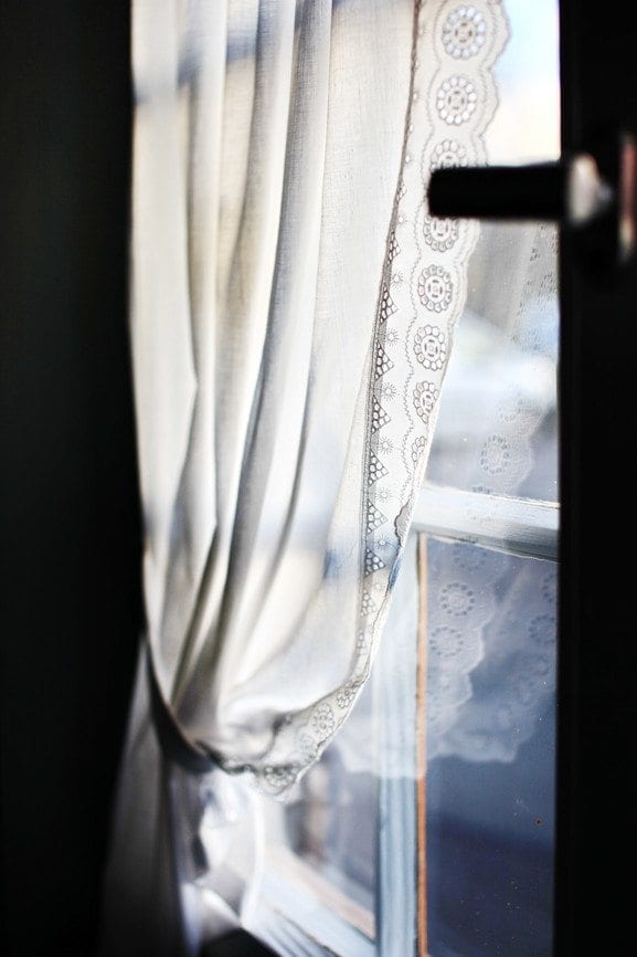 Romantic Cottage Furniture | Romantic Cottage Decorating | Lace Curtain